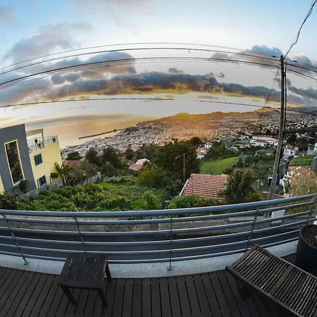 With 3 Bedrooms In With Wonderful Sea View Private Poo *