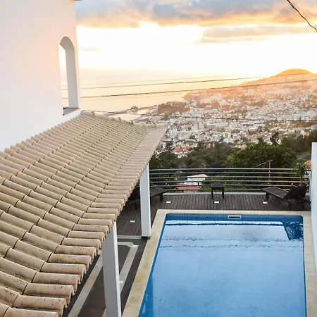 With 3 Bedrooms In With Wonderful Sea View Private Poo