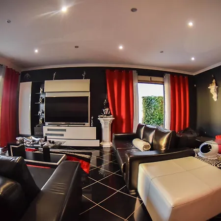 With 3 Bedrooms In With Wonderful Sea View Private Poo *